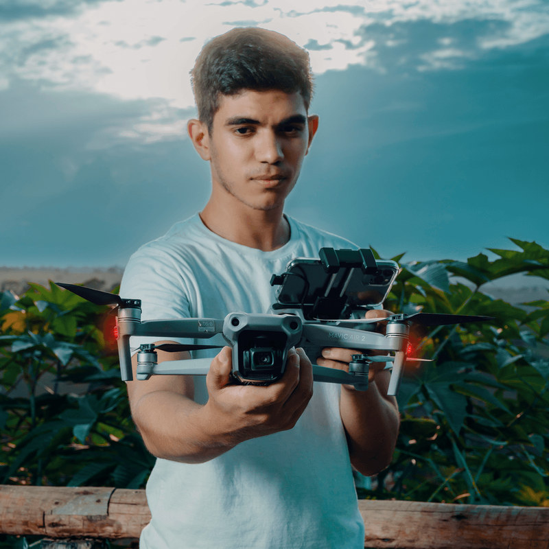 Abraham Câmara segurando um drone